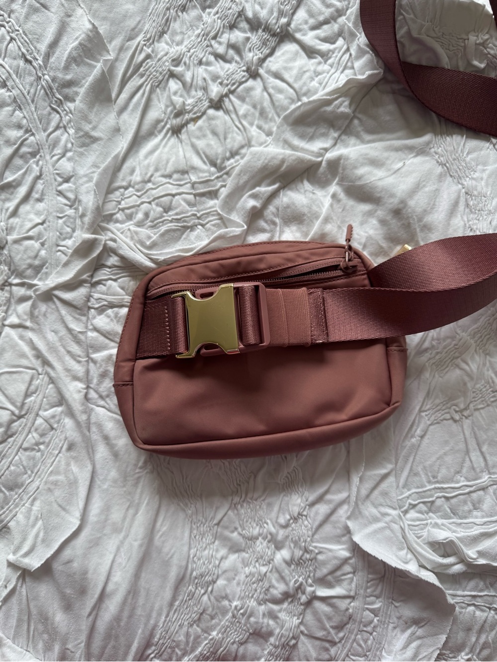 lululemon athletica Dusty Rose Crossbody Sling Bag - Picture 2 of 3